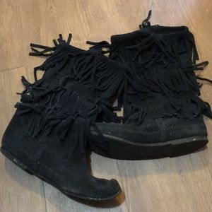 Fringe moccasin boots!!